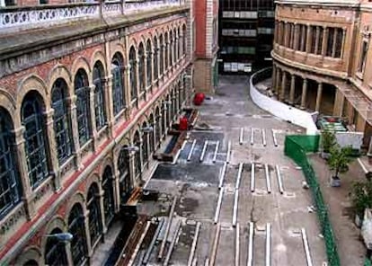 Los trabajos para instalar los edificios prefabricados en un patio interior del hospital, ayer.