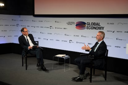 Jan Martínez Ahrens (a la izquierda), director de EL PAÍS-Amércia, y Marc Murtra, presidente de Indra, conversan en el panel 'Liderar la innovación en la economía global: El Impacto de las Multinacionales Tecnológicas en las Américas durante América Latina, Estados Unidos y España', este martes.