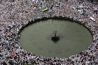 Una vista aérea muestra a miembros de grupos musulmanes radicales durante una protesta contra el gobernador titular de Yakarta, Basuki Tjahaja Purnama, un cristiano chino que se encuentra en Yakarta (Indonesia).