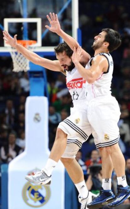 Llull y Campazzo celebran una canasta