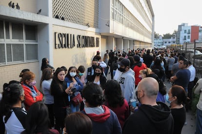 Padres de familia dialogan afuera del plantel antes de reunirse con las autoridades de la escuela secundaria Nabor Carrillo, en Ciudad de México, este lunes.