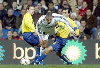 Ronaldo elude a Ballesteros, pero no puede impedir ser derribado por Josico.