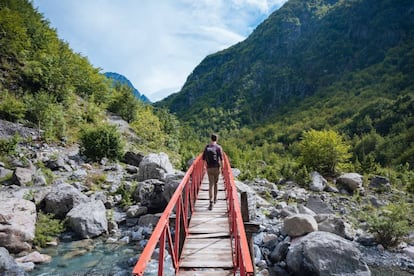 Un senderista en el parque nacional de Thethi, en Albania. 