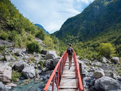 Un senderista en el parque nacional de Thethi, en Albania. 