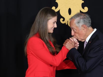 La princesa Leonor es recibida por el presidente de Portugal, Marcelo Rebelo de Sousa, a su llegada a Lisboa este viernes.