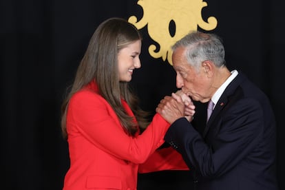 La princesa Leonor es recibida por el presidente de Portugal, Marcelo Rebelo de Sousa, a su llegada a Lisboa este viernes.