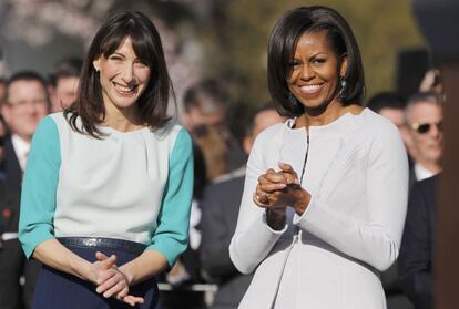 La primera dama, Michelle Obama, y la esposa del primer ministro británico, David Cameron, participan en la ceremonia de bienvenida celebrada en los jardines de la Casa Blanca.