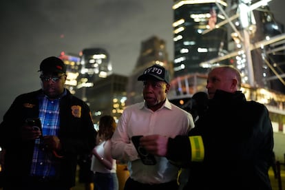 El alcalde de Nueva York, Eric Adams, en la escena del choque del buque 'Cuauhtémoc' en el puente de Brooklyn el 17 de mayo 2025.