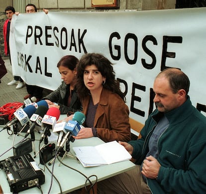 En el centro, Aitziber Bañuelos, entonces portavoz en Bizkaia de Gestoras pro Amnistia, en una rueda de prensa en 1999 a la puerta del consulado francés en Bilbao sobre la huelga de hambre del preso de ETA, Josetxo Arizkuren Ruiz "Kantauri".
