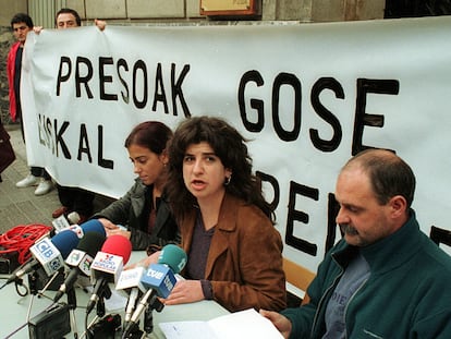 En el centro, Aitziber Bañuelos, entonces portavoz en Bizkaia de Gestoras pro Amnistia, en una rueda de prensa en 1999 a la puerta del consulado francés en Bilbao sobre la huelga de hambre del preso de ETA, Josetxo Arizkuren Ruiz "Kantauri".