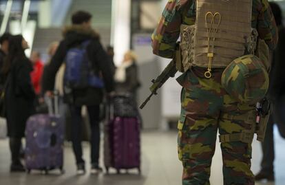 Un soldado armado patrulla la estación de tren de Bruselas (Bélgica), el 24 de noviembre de 2015.