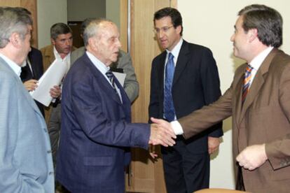 Manuel Fraga estrecha la mano de Xosé Cuiña en presencia de Alberto Núñez Feijoo.