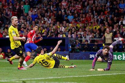 Samu Lino anota frente al Dortmund en la ida de los cuartos de final de la Champions League.