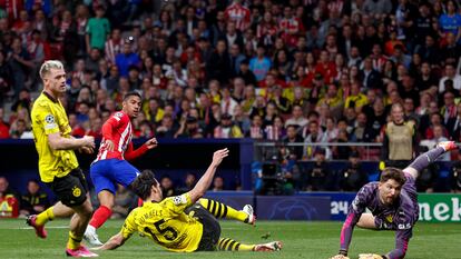 Samu Lino anota frente al Dortmund en la ida de los cuartos de final de la Champions League.