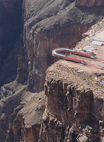 El mirador, diseñado por el arquitecto Mark Johnson, cuelga a 1.300 metros sobre el río Colorado. Está construida para soportar el peso de cientos de personas y resistir vientos de hasta 160 kilómetros por hora.