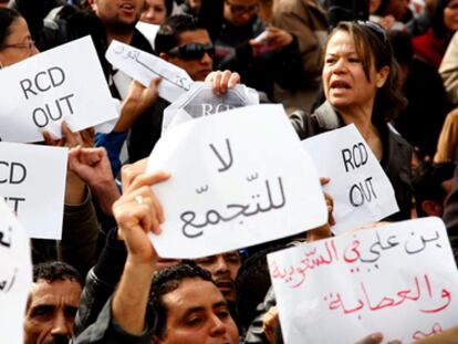 Manifestantes enarbolan pancartas contra el partido del depuesta presidente Ben Ali.