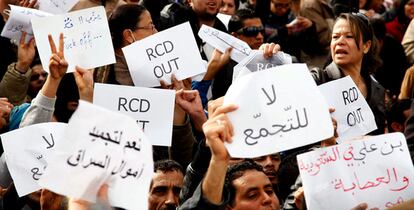 Manifestantes enarbolan pancartas contra el partido del depuesta presidente Ben Ali.