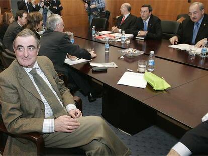 Rabanera (en primer término), al comienzo de la reunión ante la delegación del Gobierno. Al fondo, Bilbao (en el centro) y González de Txabarri.