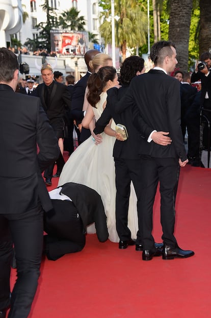 Un hombre se cuela en la alfombra roja del Festival de Cannes y mete su cabeza dentro del vestio de la actriz America Ferrera, el 16 de mayo de 2014.