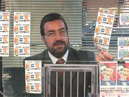 Miguel Carballeda, presidente de la ONCE, en un quiosco de la organización.