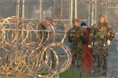 Un detenido es devuelto a su celda en la base Rayos X de Guantánamo
