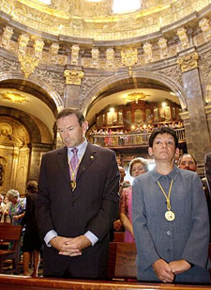 El <i>lehendakari,</i> Juan José Ibarretxe, y la consejera de Educación, Ángeles Iztueta, durante la misa mayor celebrada ayer en la basílica de Loyola.