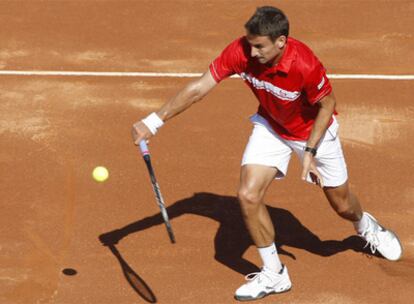 Tommy Robredo devuelve la pelota en el partido contra Phillipp Kohlschreiber.