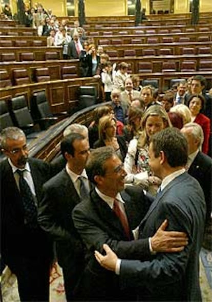 Diputados socialistas hacen cola en el Congreso para felicitar a José Luis Rodríguez Zapatero.