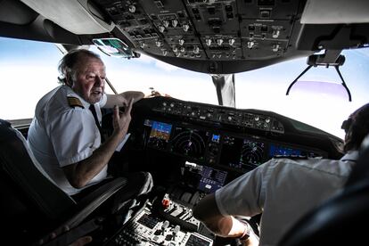 Enrique y Santiago, su copiloto, hacen continuos cross-checks durante los tres trayectos del día: Madrid-Varsovia, Varsovia-Barcelona y Barcelona-Madrid.