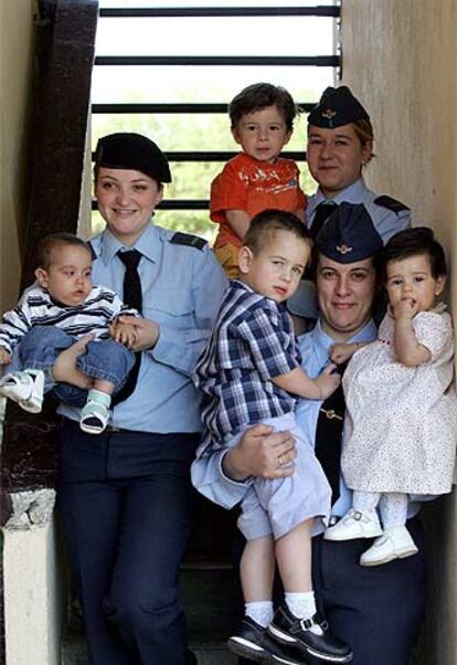 Las soldados Bárbara González (izquierda), María José Alija y Elena Agredano, con sus hijos, en la base de Torrejón.