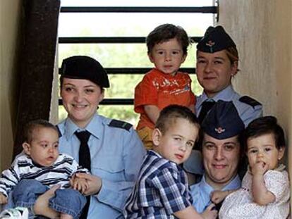 Las soldados Bárbara González (izquierda), María José Alija y Elena Agredano, con sus hijos, en la base de Torrejón.