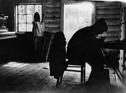 El compositor Dmitri Shostakovich, durante el verano de 1943, trabajando en el estudio de una pequeña granja estatal cedida a la Unión de Compositores Soviéticos.