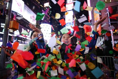 Dos mujeres celebran la llegada del Año Nuevo en la ciudad de Nueva York (EE UU).