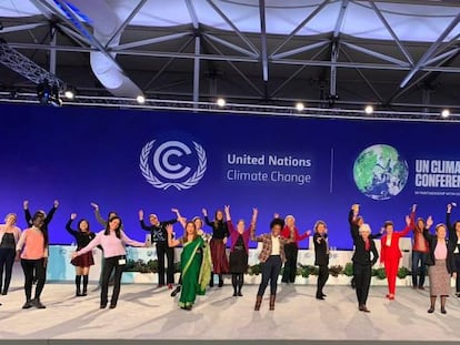 Varias mujeres, incluida la ministra española de Transición, Teresa Ribera, en la cumbre del clima COP26.