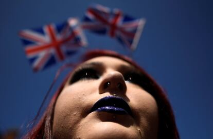 Una mujer observa los preparativos de la boda del príncipe Harry y Meghan Markle, en Windsor (Reino Unido).