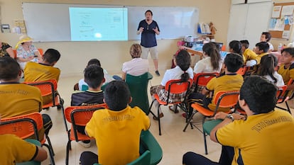 Mexican geneticist Rodrigo Barquera explaining the results of the study to students at a school in Tixcacaltuyub, near the ruins of Chichén Itzá.