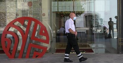 Un trabajador de seguridad camina cerca de la puerta del hotel NH Finisterre de A Coruña.