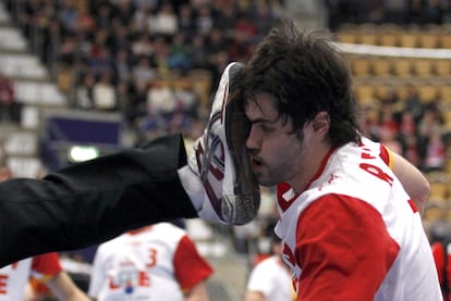 Gustavsson golpea en la cara a Raúl Enterríos.