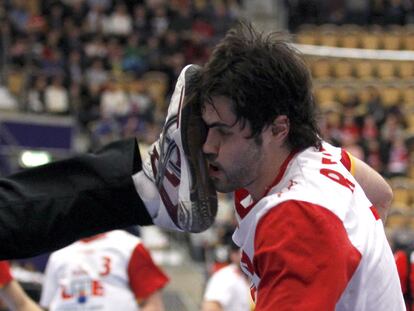 Gustavsson golpea en la cara a Raúl Enterríos.