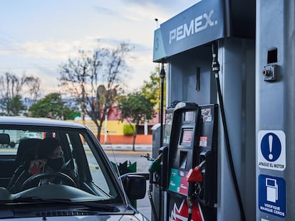 Un cliente en una gasolinera Pemex, en San Luis Potosí, en enero de 2021.