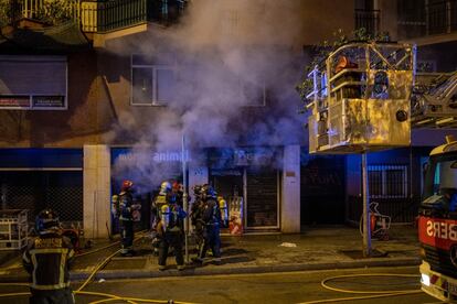 La tienda de animales incendiada en la Rambla de Badal de Barcelona.