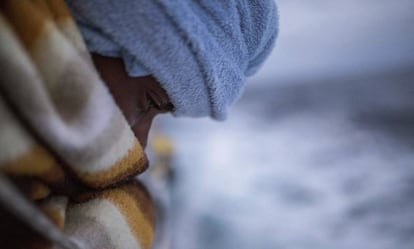 Un hombre reci&eacute;n rescatado de una embarcaci&oacute;n hinchable atestada de migrantes en el Mediterr&aacute;neo por la ONG espa&ntilde;ola Proactiva Open Arms, a unas 60 millas al norte de Libia. 