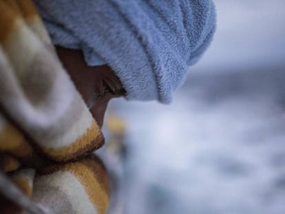 Un hombre reci&eacute;n rescatado de una embarcaci&oacute;n hinchable atestada de migrantes en el Mediterr&aacute;neo por la ONG espa&ntilde;ola Proactiva Open Arms, a unas 60 millas al norte de Libia. 