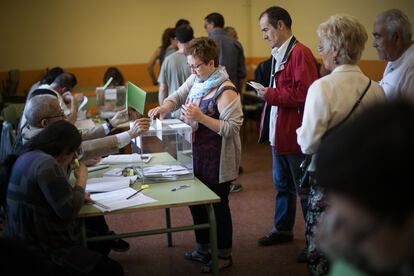 Ciutadans votant al Cavall Bernat, col·legi electoral de la Bordeta.