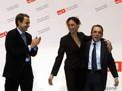 La actriz María Barranco abraza a Rafael Simancas mientras José Luis Rodríguez Zapatero les aplaude