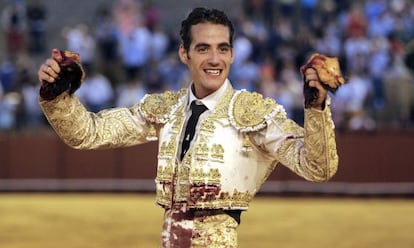 Pepe Moral, tras cortar dos orejas a su segundo, durante la corrida de toros celebrada en la Maestranza.