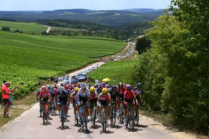 El grupo de favoritas sube una de las rampas de la cuarta etapa del Tour de Francia femenino el pasado miércoles.