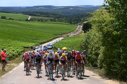 El grupo de favoritas sube una de las rampas de la cuarta etapa del Tour de Francia femenino el pasado miércoles.