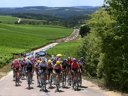 El grupo de favoritas sube una de las rampas de la cuarta etapa del Tour de Francia femenino el pasado miércoles.