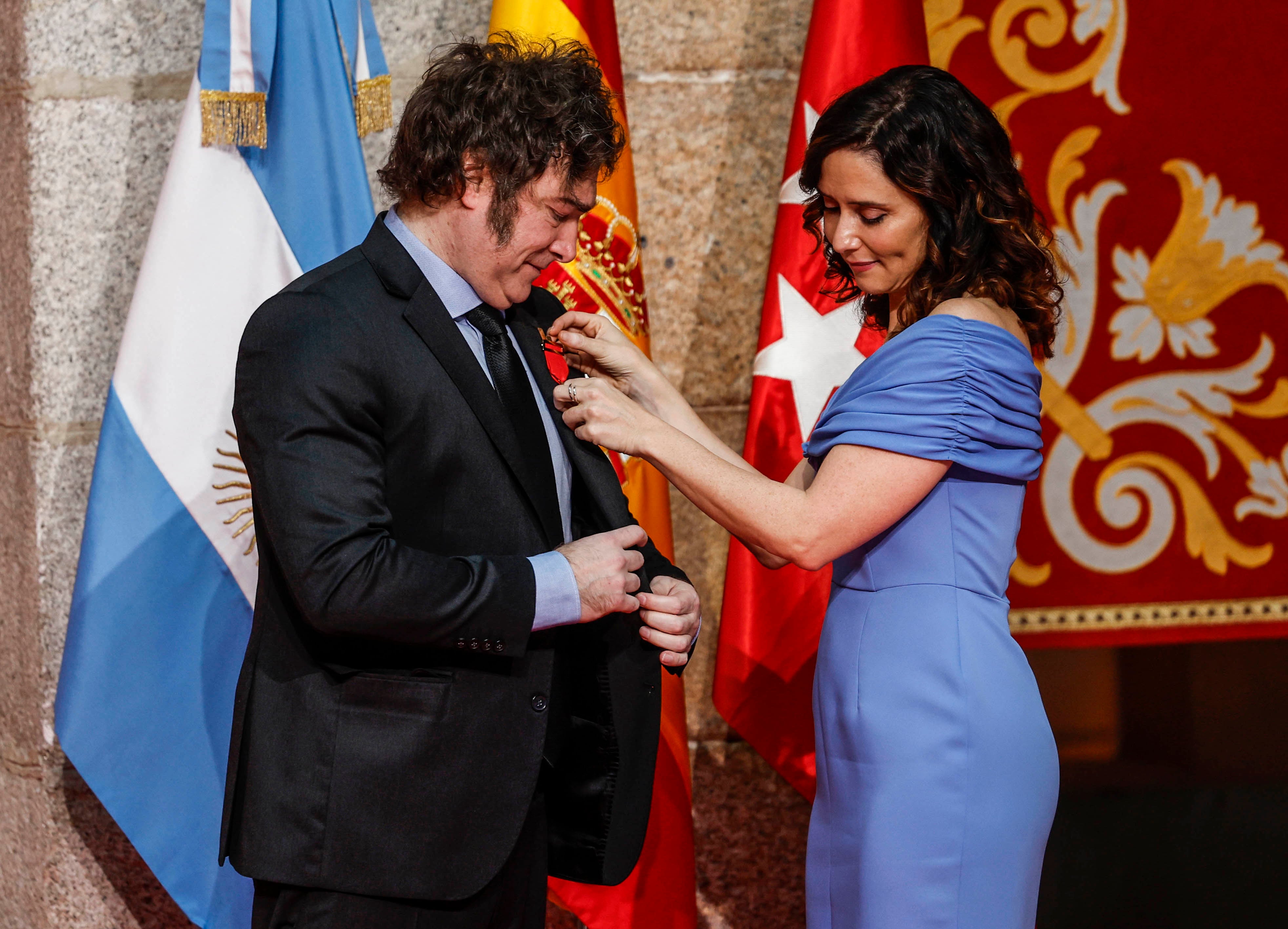 La presidenta de la Comunidad de Madrid, Isabel Díaz Ayuso, condecora al presidente de Argentina, Javier Milei, el pasado junio en la sede del Gobierno regional.  